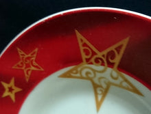 Lade das Bild in den Galerie-Viewer, 2er Set UNTERTASSEN &quot;Flirt&quot; &quot;Gold Stern&quot; - Porzellan, Advent Weihnachtssterne Breiter Motiv Dekorrand (BC)
