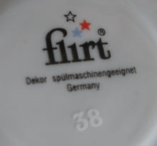 Lade das Bild in den Galerie-Viewer, 2er TEEGEDECK &quot;Flirt&quot; - Porzellan, Flora Blumenblüten Pflanzen Linien Streifen Rand Motiv Dekor
