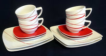 Lade das Bild in den Galerie-Viewer, 2er Set 3er KAFFEEGEDECK &quot;Novel&quot; - Porzellan, Geometrisches Linien Striche Abstrakt Breiter Rand Motiv Quadratische Form Motiv Dekor
