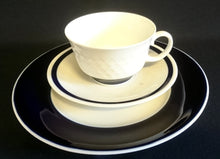 Lade das Bild in den Galerie-Viewer, 2er Set 3er KAFFEEGEDECK - Fine China Porzellan, Karo Relief Echt Kobalt Breite Linien Balken Motiv Dekor (BC)
