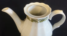 Lade das Bild in den Galerie-Viewer, 5er Set KAFFEEKANNE &amp; MILCHKÄNNCHEN &amp; ZUCKERDOSE + DECKEL - Porzellan, Flora Weinblatt Blätter Pflanzen Ranken Motiv Dekor
