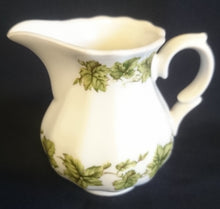 Lade das Bild in den Galerie-Viewer, 5er Set KAFFEEKANNE &amp; MILCHKÄNNCHEN &amp; ZUCKERDOSE + DECKEL - Porzellan, Flora Weinblatt Blätter Pflanzen Ranken Motiv Dekor
