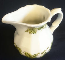 Lade das Bild in den Galerie-Viewer, 5er Set KAFFEEKANNE &amp; MILCHKÄNNCHEN &amp; ZUCKERDOSE + DECKEL - Porzellan, Flora Weinblatt Blätter Pflanzen Ranken Motiv Dekor
