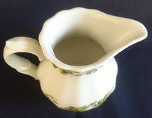 Lade das Bild in den Galerie-Viewer, 5er Set KAFFEEKANNE &amp; MILCHKÄNNCHEN &amp; ZUCKERDOSE + DECKEL - Porzellan, Flora Weinblatt Blätter Pflanzen Ranken Motiv Dekor
