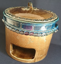 Lade das Bild in den Galerie-Viewer, FONDUE SET (4 Teilig) &quot;Brotzeit&quot; &quot;Studio Linie&quot; - Keramik / Steingut &amp; Metall, Antikes Abstraktes Kreise Striche Blüten Motiv Dekor, Bjön Wiinblad Design (BC)
