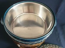 Lade das Bild in den Galerie-Viewer, FONDUE SET (4 Teilig) &quot;Brotzeit&quot; &quot;Studio Linie&quot; - Keramik / Steingut &amp; Metall, Antikes Abstraktes Kreise Striche Blüten Motiv Dekor, Bjön Wiinblad Design (BC)
