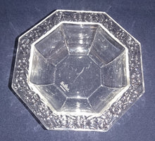 Lade das Bild in den Galerie-Viewer, DESSERTSCHALE - Kristallglas, Oktagon Acht Eckige Form Blumen Blüten Relief Abstrakt Rand Motiv Dekor
