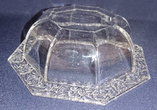 Lade das Bild in den Galerie-Viewer, DESSERTSCHALE - Kristallglas, Oktagon Acht Eckige Form Blumen Blüten Relief Abstrakt Rand Motiv Dekor
