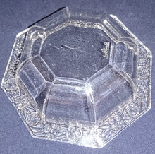 Lade das Bild in den Galerie-Viewer, DESSERTSCHALE - Kristallglas, Oktagon Acht Eckige Form Blumen Blüten Relief Abstrakt Rand Motiv Dekor
