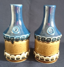Lade das Bild in den Galerie-Viewer, 2er Set ESSIG &amp; ÖL FLÄSCHCHEN OHNE VERSCHLUß &quot;Brotzeit&quot; &quot;Studio Linie&quot; - Keramik / Steingut, Antikes Abstraktes Kreise Striche Blüten Motiv Dekor, Bjön Wiinblad Design (BC)

