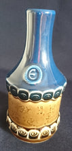 Lade das Bild in den Galerie-Viewer, 2er Set ESSIG &amp; ÖL FLÄSCHCHEN OHNE VERSCHLUß &quot;Brotzeit&quot; &quot;Studio Linie&quot; - Keramik / Steingut, Antikes Abstraktes Kreise Striche Blüten Motiv Dekor, Bjön Wiinblad Design (BC)
