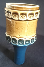 Lade das Bild in den Galerie-Viewer, 2er Set ESSIG &amp; ÖL FLÄSCHCHEN OHNE VERSCHLUß &quot;Brotzeit&quot; &quot;Studio Linie&quot; - Keramik / Steingut, Antikes Abstraktes Kreise Striche Blüten Motiv Dekor, Bjön Wiinblad Design (BC)
