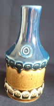 Lade das Bild in den Galerie-Viewer, 2er Set ESSIG &amp; ÖL FLÄSCHCHEN OHNE VERSCHLUß &quot;Brotzeit&quot; &quot;Studio Linie&quot; - Keramik / Steingut, Antikes Abstraktes Kreise Striche Blüten Motiv Dekor, Bjön Wiinblad Design (BC)
