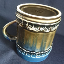 Lade das Bild in den Galerie-Viewer, GETRÄNKEKRUG &quot;Brotzeit&quot; &quot;Studio Linie&quot; - Keramik / Steingut, Antikes Abstraktes Kreise Striche Blüten Motiv Dekor, Bjön Wiinblad Design (BC)
