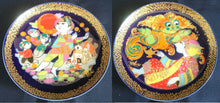 Lade das Bild in den Galerie-Viewer, 2er Set WAND SAMMELTELLER &quot;Studio Linie&quot; &quot;Aladin und die Wunderlampe I &amp; II&quot; - Porzellan, Märchen Geschichte Gold Dekor, Björn Wiinblad Design
