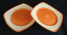 Lade das Bild in den Galerie-Viewer, 2er Set SPEISETELLER - Keramik / Steingut, Wirbel Kreise Spirale Rand Motiv Dekor
