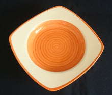 Lade das Bild in den Galerie-Viewer, SUPPENTELLER - Keramik / Steingut, Wirbel Kreise Spirale Rand Motiv Dekor (BC)
