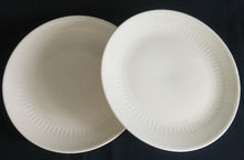Lade das Bild in den Galerie-Viewer, 2er Set DESSERTTELLER - Porzellan, Einfärbiges Linien Striche Relief Motiv Dekor
