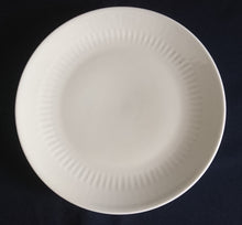 Lade das Bild in den Galerie-Viewer, 2er Set DESSERTTELLER - Porzellan, Einfärbiges Linien Striche Relief Motiv Dekor
