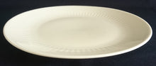 Lade das Bild in den Galerie-Viewer, 2er Set DESSERTTELLER - Porzellan, Einfärbiges Linien Striche Relief Motiv Dekor
