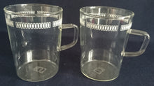 Lade das Bild in den Galerie-Viewer, TEETASSE &quot;Verran&quot; - Hartglas, Geometrisch Quadrat Viereck Balken Motiv Dekor
