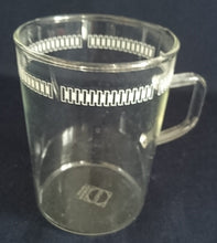 Lade das Bild in den Galerie-Viewer, TEETASSE &quot;Verran&quot; - Hartglas, Geometrisch Quadrat Viereck Balken Motiv Dekor
