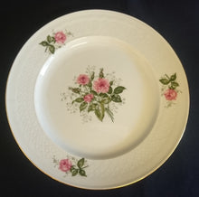Lade das Bild in den Galerie-Viewer, DESSERTTELLER &quot;Annabell&quot; - Porzellan, Goldrand Flora Rosenblumen Blüten Relief Motiv Dekor
