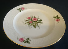 Lade das Bild in den Galerie-Viewer, DESSERTTELLER &quot;Annabell&quot; - Porzellan, Goldrand Flora Rosenblumen Blüten Relief Motiv Dekor
