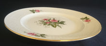 Lade das Bild in den Galerie-Viewer, DESSERTTELLER &quot;Annabell&quot; - Porzellan, Goldrand Flora Rosenblumen Blüten Relief Motiv Dekor
