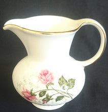 Lade das Bild in den Galerie-Viewer, 5er Set KAFFEEKANNE + DECKEL &amp; MILCHKÄNNCHEN &amp; ZUCKERDOSE + DECKEL &quot;Annabell&quot; - Porzellan, Goldrand Flora Rosenblumen Blüten Relief Motiv Dekor
