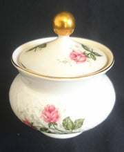 Lade das Bild in den Galerie-Viewer, ZUCKERDOSE MIT DECKEL &quot;Annabell&quot; - Porzellan, Goldrand Flora Rosenblumen Blüten Relief Motiv Dekor
