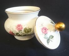 Lade das Bild in den Galerie-Viewer, ZUCKERDOSE MIT DECKEL &quot;Annabell&quot; - Porzellan, Goldrand Flora Rosenblumen Blüten Relief Motiv Dekor
