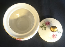 Lade das Bild in den Galerie-Viewer, ZUCKERDOSE MIT DECKEL &quot;Annabell&quot; - Porzellan, Goldrand Flora Rosenblumen Blüten Relief Motiv Dekor
