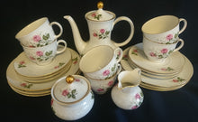 Lade das Bild in den Galerie-Viewer, KAFFEETASSE &quot;Annabell&quot; - Porzellan, Goldrand Flora Rosenblumen Blüten Relief Motiv Dekor
