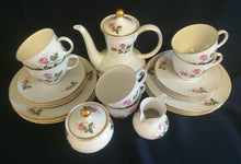 Lade das Bild in den Galerie-Viewer, KAFFEETASSE &quot;Annabell&quot; - Porzellan, Goldrand Flora Rosenblumen Blüten Relief Motiv Dekor
