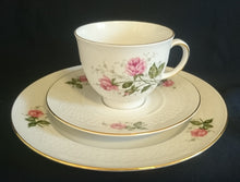 Lade das Bild in den Galerie-Viewer, KAFFEETASSE &quot;Annabell&quot; - Porzellan, Goldrand Flora Rosenblumen Blüten Relief Motiv Dekor
