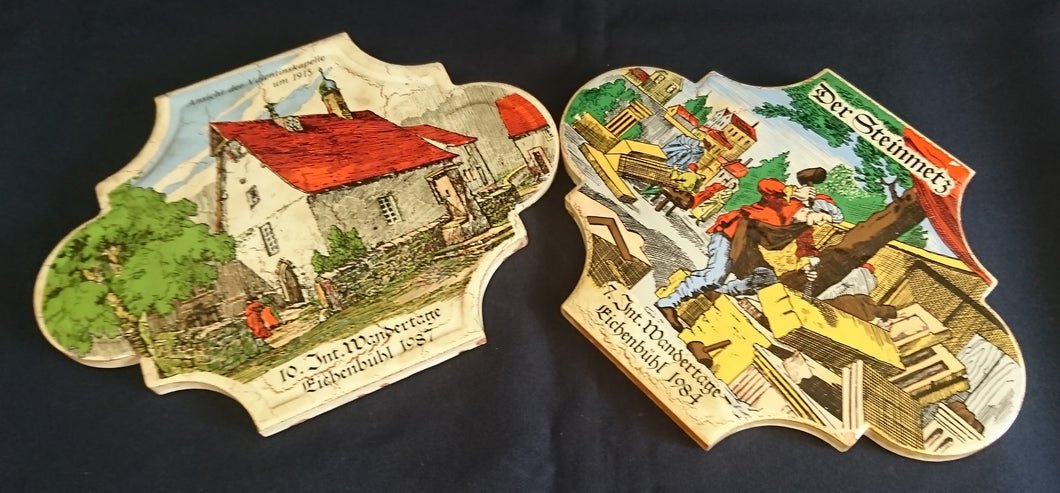 2er Set WAND~ SAMMELKACHELN - Keramik / Steingut, Internationale Wandertage Eichenbühl Der Steinmetz Handwerk Aufschrift & Valentinskapelle 1915 Aufschrift Motiv Dekor