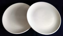 Lade das Bild in den Galerie-Viewer, 2er Set SPEISETELLER - Keramik / Steingut, Einfärbiges Gastronomisches Motiv Dekor
