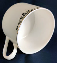 Lade das Bild in den Galerie-Viewer, KAFFEETASSE - Porzellan, Abstrakt Geometrisch Zeichen Symbole Linien Rand Motiv Dekor
