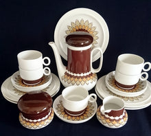 Lade das Bild in den Galerie-Viewer, 3er Set MILCHKÄNNCHEN &amp; ZUCKERDOSE MIT DECKEL - Porzellan, Geometrisches Abstraktes Wellen Zeichen Motiv Dekor
