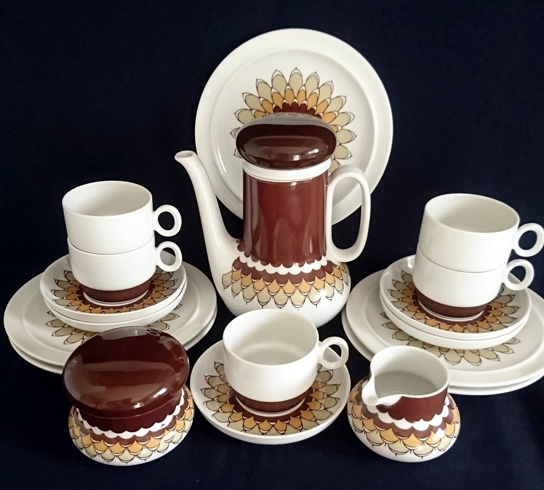 20 Teiliges Kaffeeservice - Porzellan, Geometrisches Abstraktes Wellen Zeichen Motiv Dekor