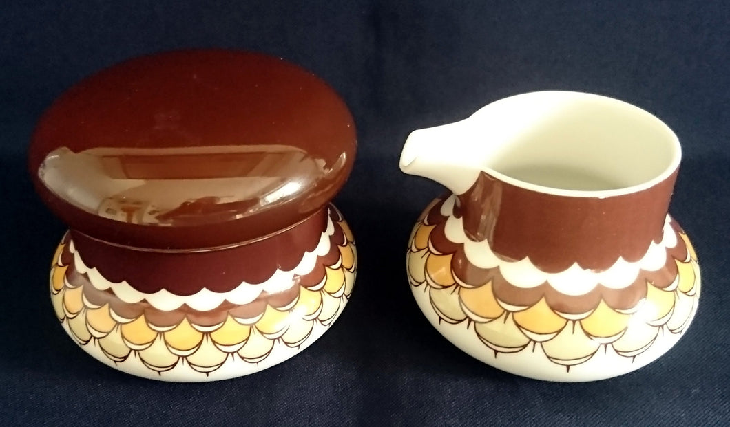 3er Set MILCHKÄNNCHEN & ZUCKERDOSE MIT DECKEL - Porzellan, Geometrisches Abstraktes Wellen Zeichen Motiv Dekor