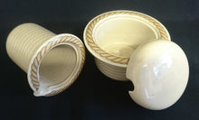 Lade das Bild in den Galerie-Viewer, 5er Set KAFFEEKANNE &amp; MILCHKÄNNCHEN &amp; ZUCKERDOSE + DECKEL &quot;Corda Avana&quot; - Porzellan, Gedrehtes Seil Zopf Strick Relief Motiv Dekor
