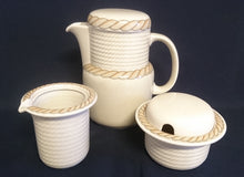 Lade das Bild in den Galerie-Viewer, 5er Set KAFFEEKANNE &amp; MILCHKÄNNCHEN &amp; ZUCKERDOSE + DECKEL &quot;Corda Avana&quot; - Porzellan, Gedrehtes Seil Zopf Strick Relief Motiv Dekor
