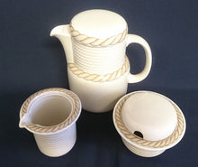 Lade das Bild in den Galerie-Viewer, 5er Set KAFFEEKANNE &amp; MILCHKÄNNCHEN &amp; ZUCKERDOSE + DECKEL &quot;Corda Avana&quot; - Porzellan, Gedrehtes Seil Zopf Strick Relief Motiv Dekor
