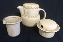 Lade das Bild in den Galerie-Viewer, 5er Set KAFFEEKANNE &amp; MILCHKÄNNCHEN &amp; ZUCKERDOSE + DECKEL &quot;Corda Avana&quot; - Porzellan, Gedrehtes Seil Zopf Strick Relief Motiv Dekor
