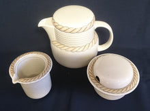 Lade das Bild in den Galerie-Viewer, 5er Set KAFFEEKANNE &amp; MILCHKÄNNCHEN &amp; ZUCKERDOSE + DECKEL &quot;Corda Avana&quot; - Porzellan, Gedrehtes Seil Zopf Strick Relief Motiv Dekor
