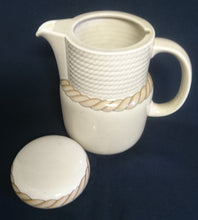Lade das Bild in den Galerie-Viewer, 5er Set KAFFEEKANNE &amp; MILCHKÄNNCHEN &amp; ZUCKERDOSE + DECKEL &quot;Corda Avana&quot; - Porzellan, Gedrehtes Seil Zopf Strick Relief Motiv Dekor
