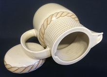 Lade das Bild in den Galerie-Viewer, 5er Set KAFFEEKANNE &amp; MILCHKÄNNCHEN &amp; ZUCKERDOSE + DECKEL &quot;Corda Avana&quot; - Porzellan, Gedrehtes Seil Zopf Strick Relief Motiv Dekor
