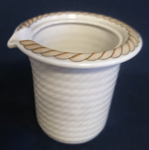 Lade das Bild in den Galerie-Viewer, 5er Set KAFFEEKANNE &amp; MILCHKÄNNCHEN &amp; ZUCKERDOSE + DECKEL &quot;Corda Avana&quot; - Porzellan, Gedrehtes Seil Zopf Strick Relief Motiv Dekor
